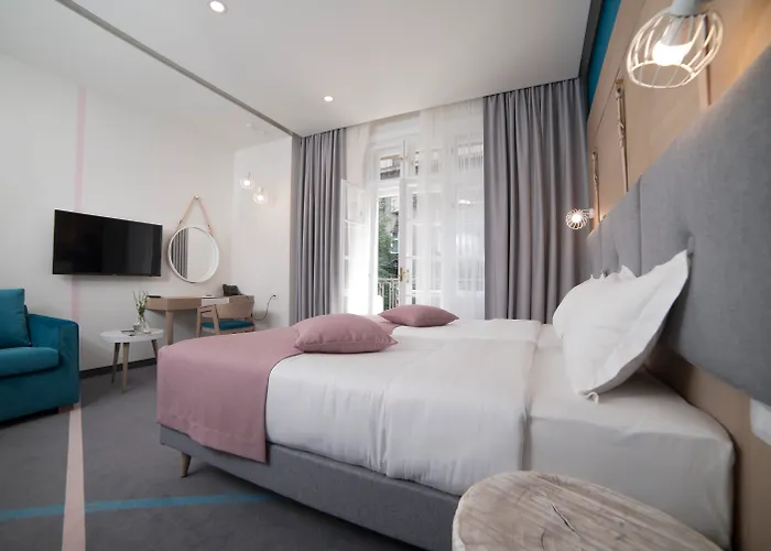 City Nest Modern & Cozy Suites
